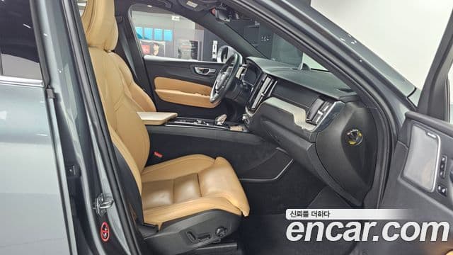 Volvo XC60 2020 — ფოტო 15/20