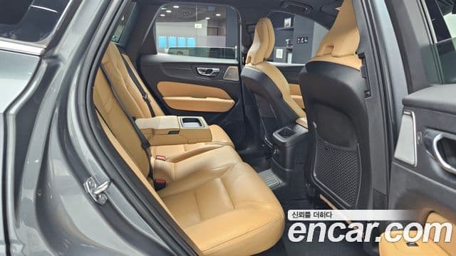 Volvo XC60 2020 — ფოტო 18/20