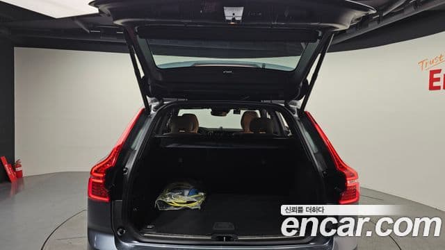 Volvo XC60 2020 — ფოტო 16/20