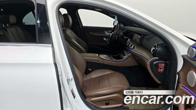 Mercedes-Benz E-Class 2020 — ფოტო 11/20