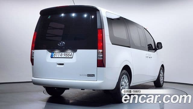 Hyundai Staria 2023 — ფოტო 2/20