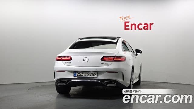Mercedes-Benz E-Class 2022 — ფოტო 4/20