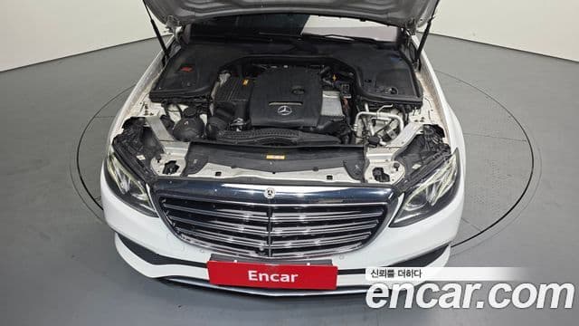 Mercedes-Benz E-Class 2018 — Photo 11/20