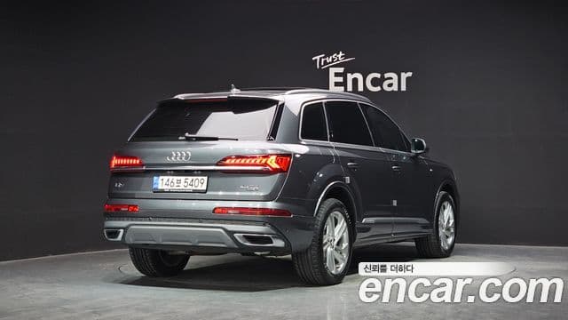Audi Q7 2021 — ფოტო 2/20