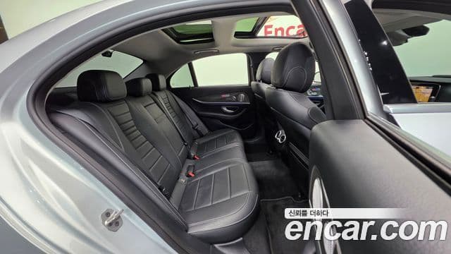 Mercedes-Benz E-Class 2020 — Photo 9/20