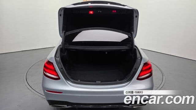 Mercedes-Benz E-Class 2020 — Photo 12/20