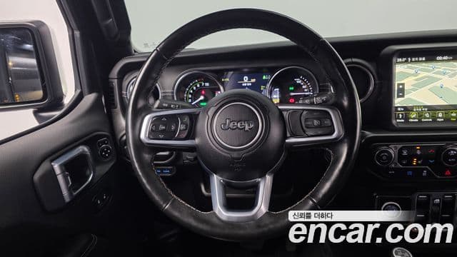 Jeep Wrangler 2021 — ფოტო 13/20
