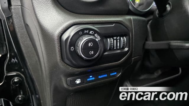Jeep Wrangler 2021 — ფოტო 17/20