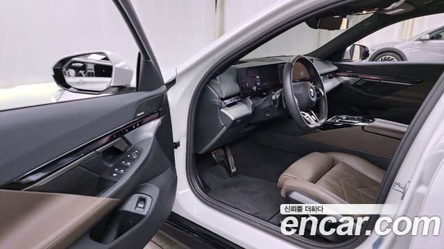 BMW 5 Series 2025 — фото 10 из 20