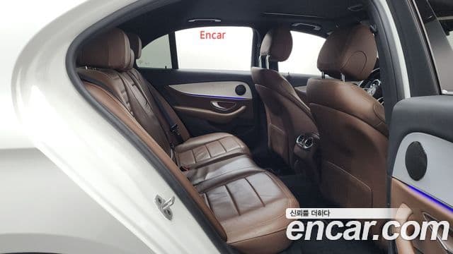 Mercedes-Benz E-Class 2021 — фото 12 из 20