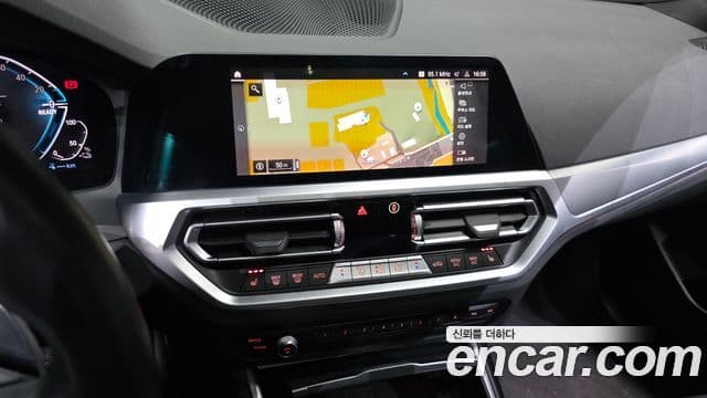 BMW 3 Series 2022 — фото 14 из 20