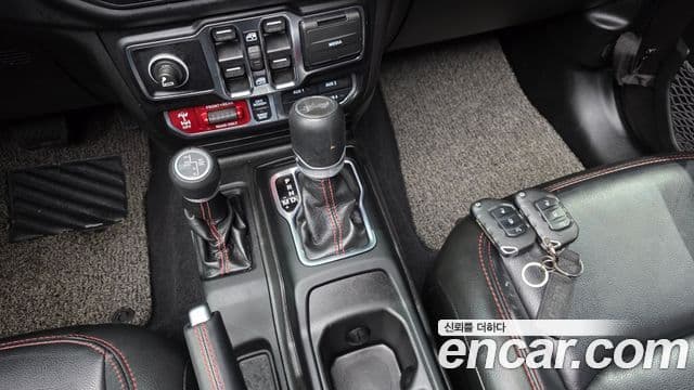 Jeep Wrangler 2022 — ფოტო 8/20