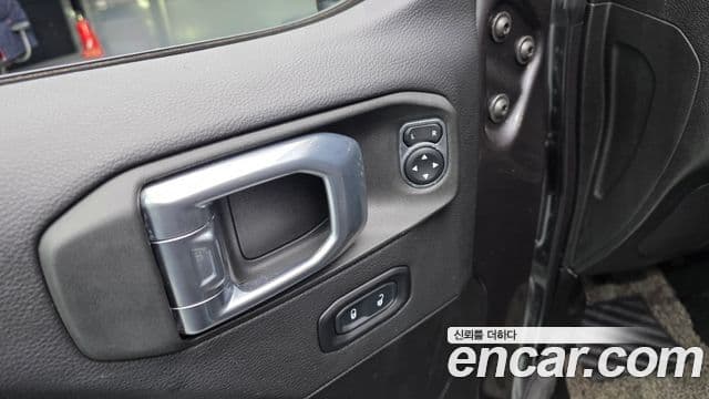 Jeep Wrangler 2022 — ფოტო 17/20