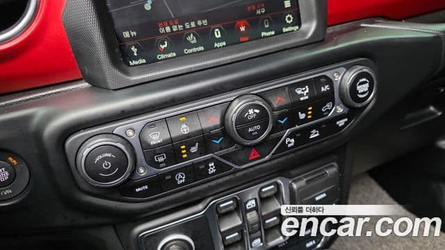 Jeep Wrangler 2022 — ფოტო 19/20