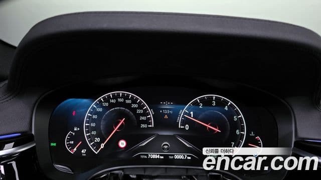 BMW 5 Series 2019 — ფოტო 8/20