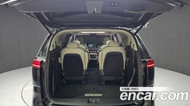 Kia Carnival 2022 — ფოტო 19/20