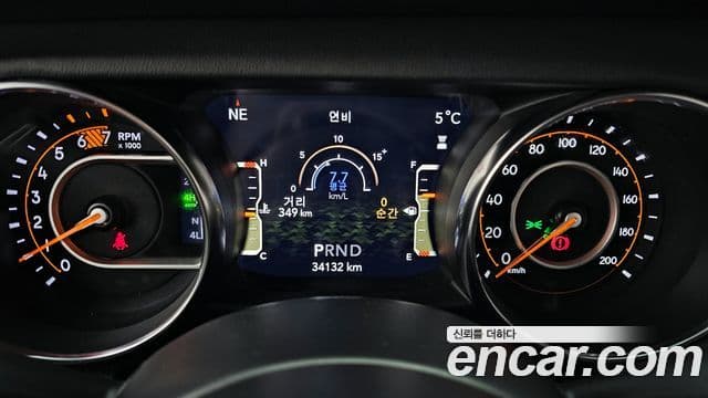 Jeep Wrangler 2022 — Şəkil 8/20