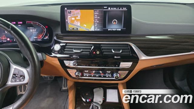 BMW 5 Series 2021 — ფოტო 15/20