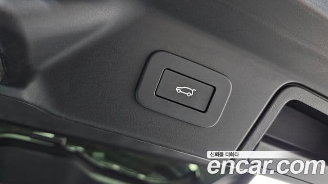 Land Rover Range Rover Velar 2024 — Photo 16/20