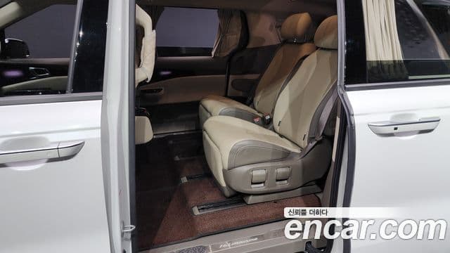 Kia Carnival 2021 — ფოტო 12/20