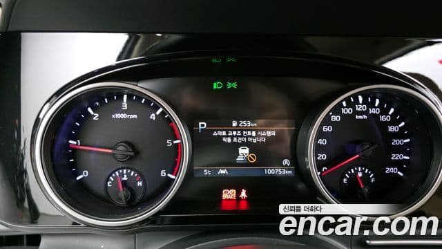 Kia Carnival 2023 — ფოტო 8/20