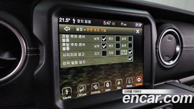 Jeep Wrangler 2022 — ფოტო 16/20