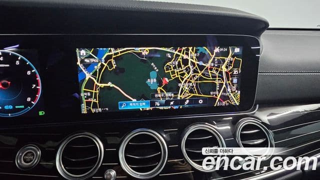 Mercedes-Benz E-Class 2023 — ფოტო 8/20