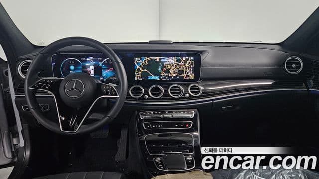 Mercedes-Benz E-Class 2023 — ფოტო 16/20