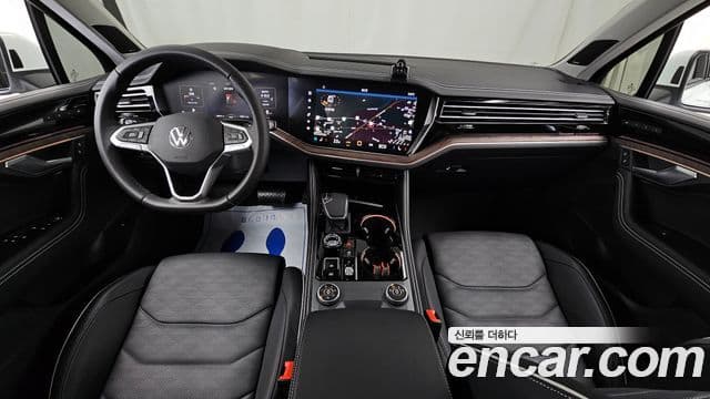 Volkswagen Touareg 2025 — ფოტო 7/20