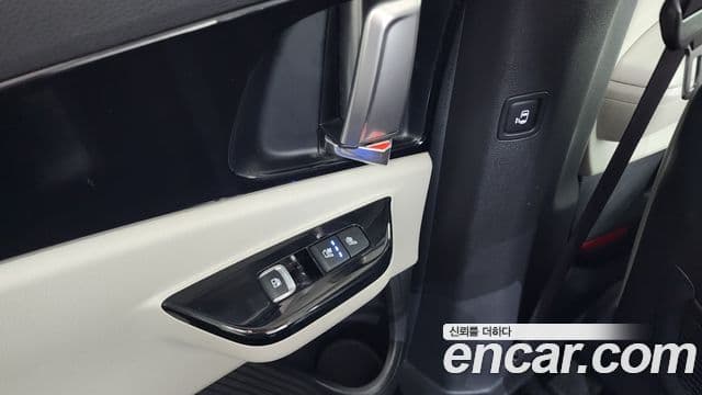 Kia Carnival 2021 — ფოტო 18/20