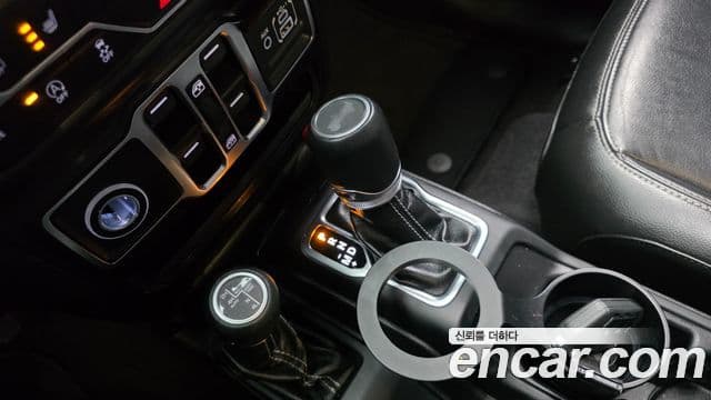 Jeep Wrangler 2022 — Şəkil 12/20