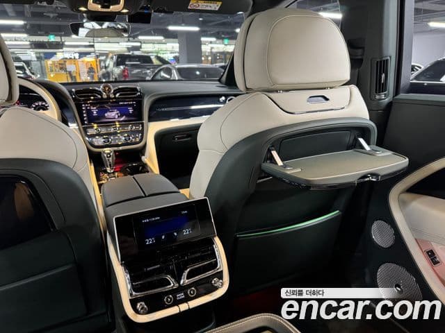 Bentley Bentayga 2024 — ფოტო 13/19