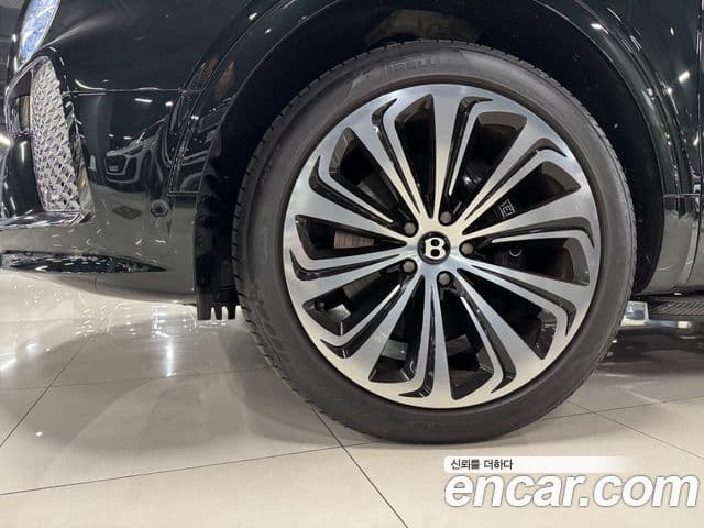 Bentley Bentayga 2024 — ფოტო 16/19