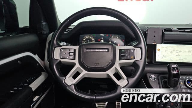 Land Rover Defender 2021 — Photo 17/20