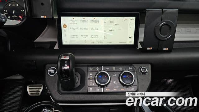 Land Rover Defender 2021 — Photo 7/20
