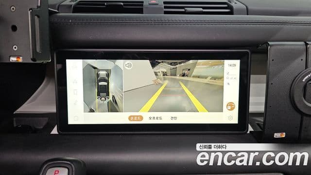 Land Rover Defender 2021 — Photo 18/20