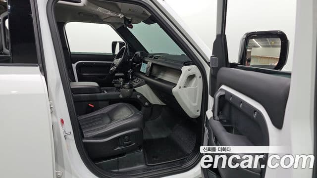 Land Rover Defender 2021 — Photo 16/20