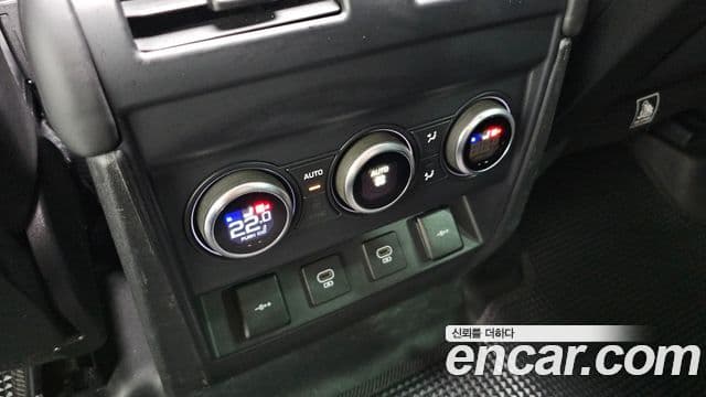 Land Rover Defender 2021 — Photo 13/20
