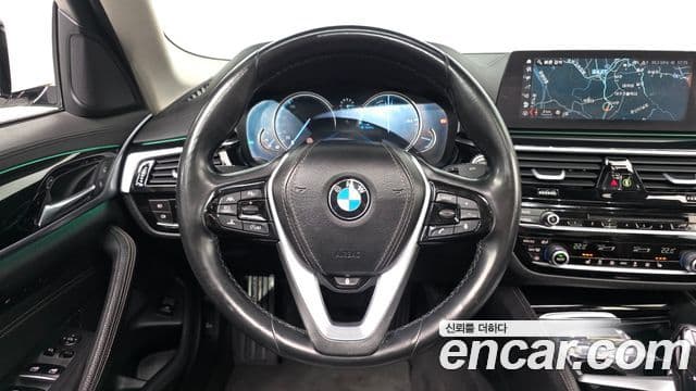 BMW 5 Series 2018 — ფოტო 13/20