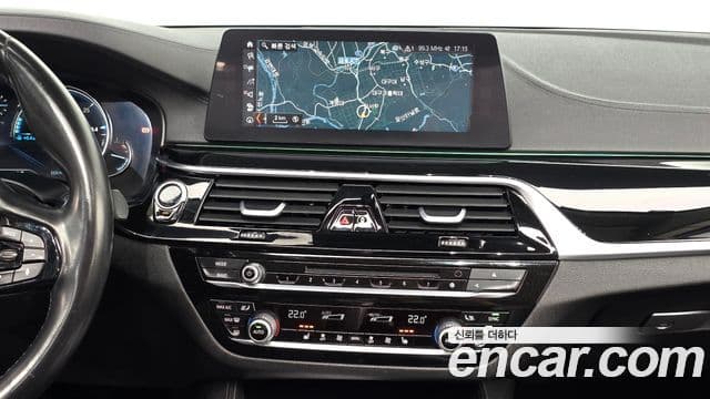 BMW 5 Series 2018 — ფოტო 14/20