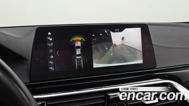 BMW 5 Series 2018 — ფოტო 15/20