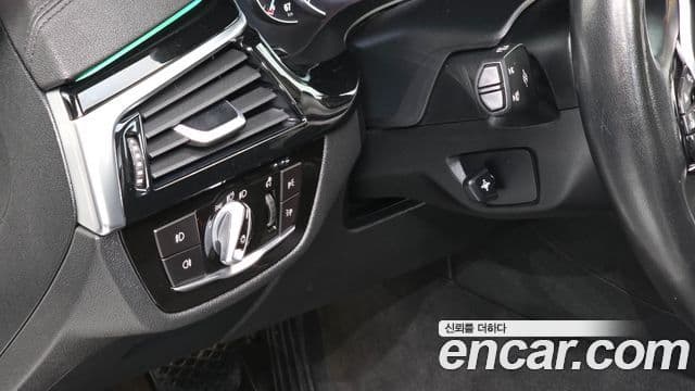 BMW 5 Series 2018 — ფოტო 16/20