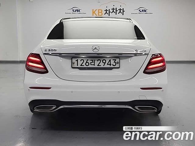 Mercedes-Benz E-Class 2020 — Photo 8/19