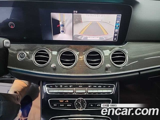 Mercedes-Benz E-Class 2020 — Photo 13/19
