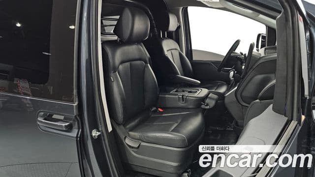 Hyundai Staria 2023 — ფოტო 8/20