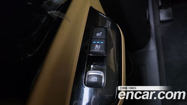 Kia Carnival 2022 — ფოტო 19/20