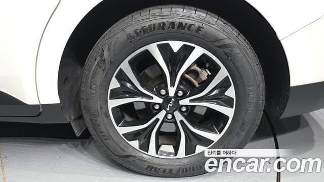 Kia Carnival 2023 — ფოტო 5/20