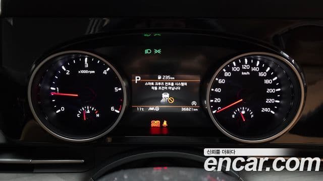 Kia Carnival 2023 — ფოტო 8/20