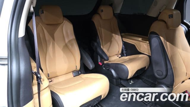 Kia Carnival 2023 — ფოტო 19/20
