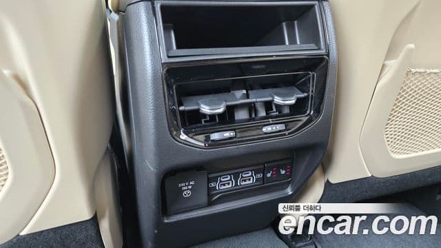 Jeep Grand Cherokee 2023 — ფოტო 19/20